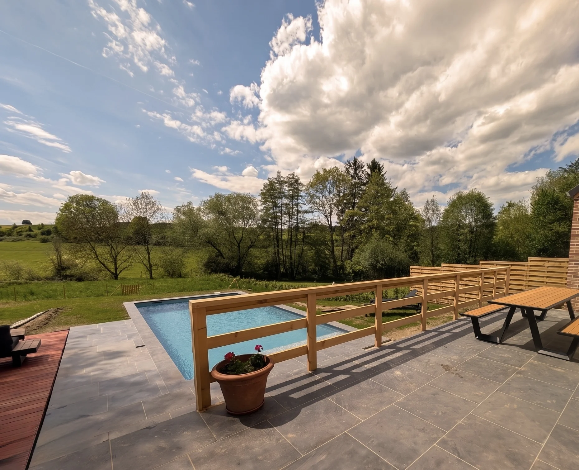 Terrasse et piscine avec vue sur la vallée du Biran