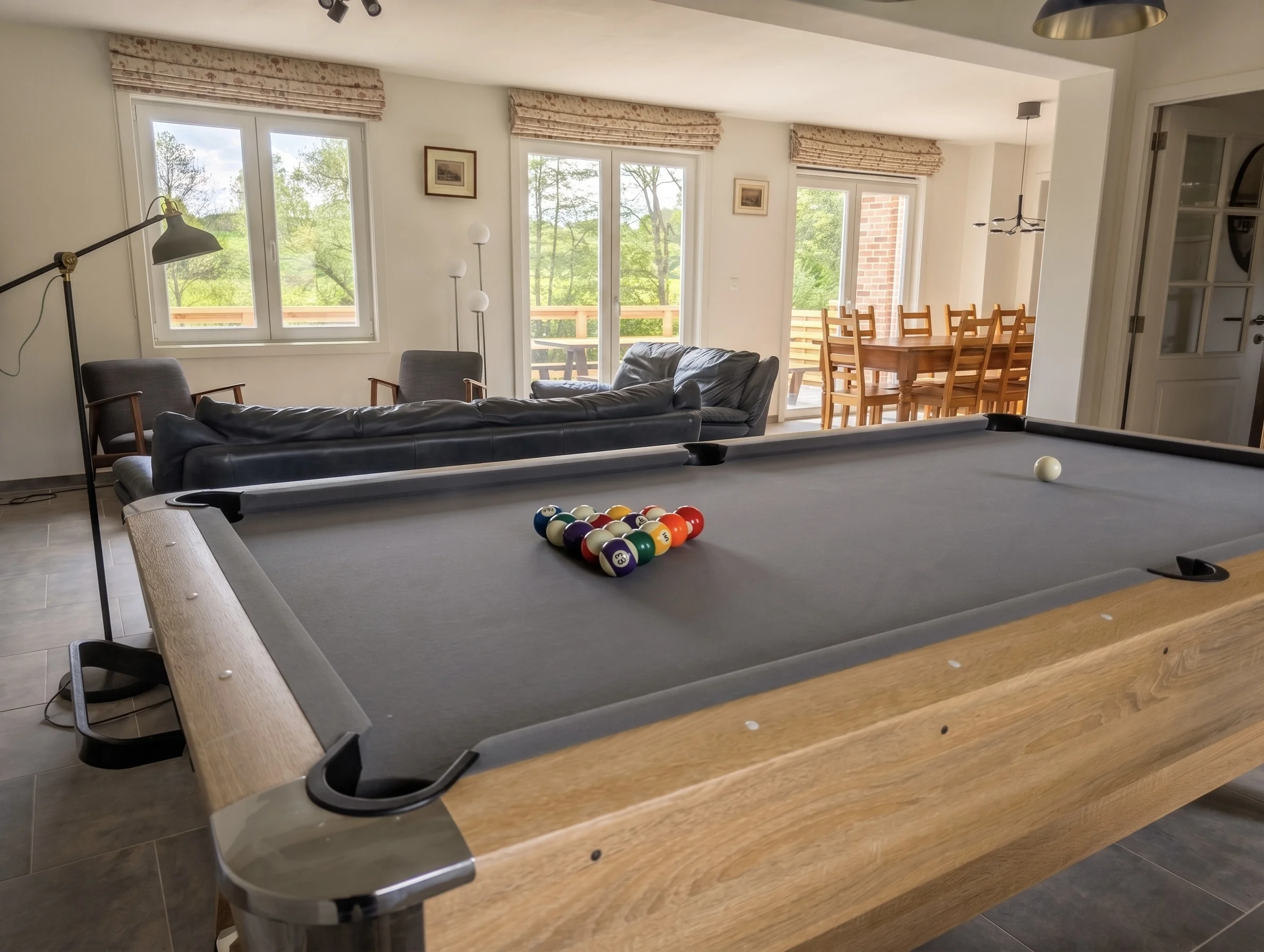 Salon avec billard et vue sur la campagne